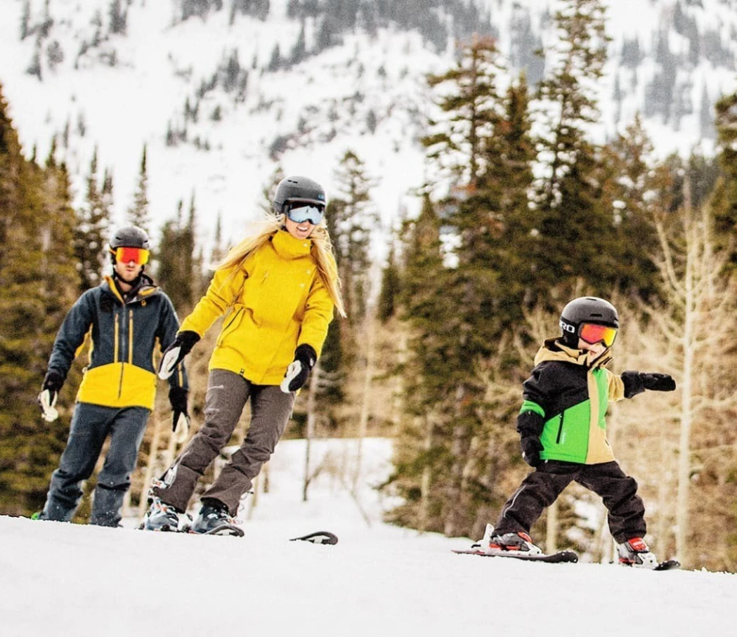 Familiebakke med barn og familier i bakken